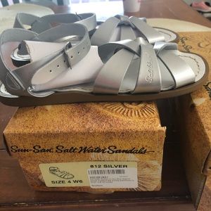 NIB Salt Water Sandals Girls 4 (women’s 6)